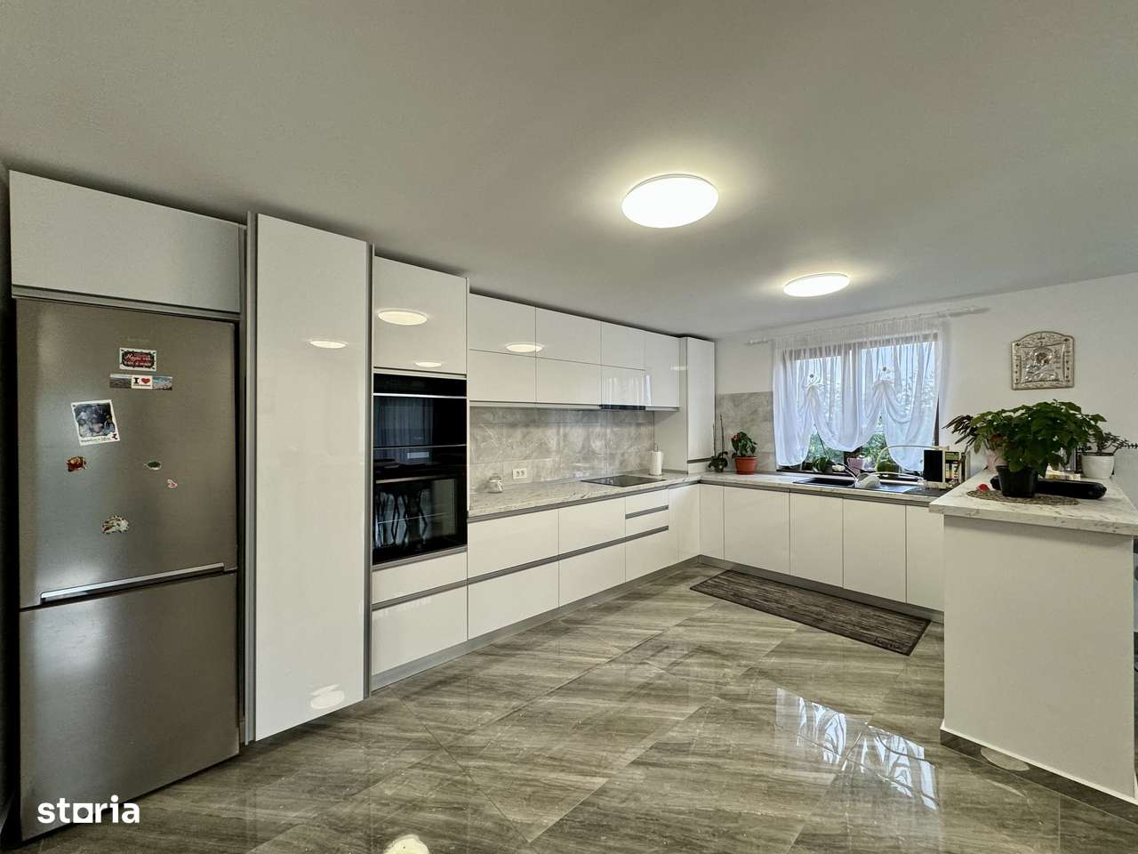 Casă Spațioasă de Vânzare în Ghimbav | Două Apartamente | Teren 579 mp - Imagine principală: 4/20