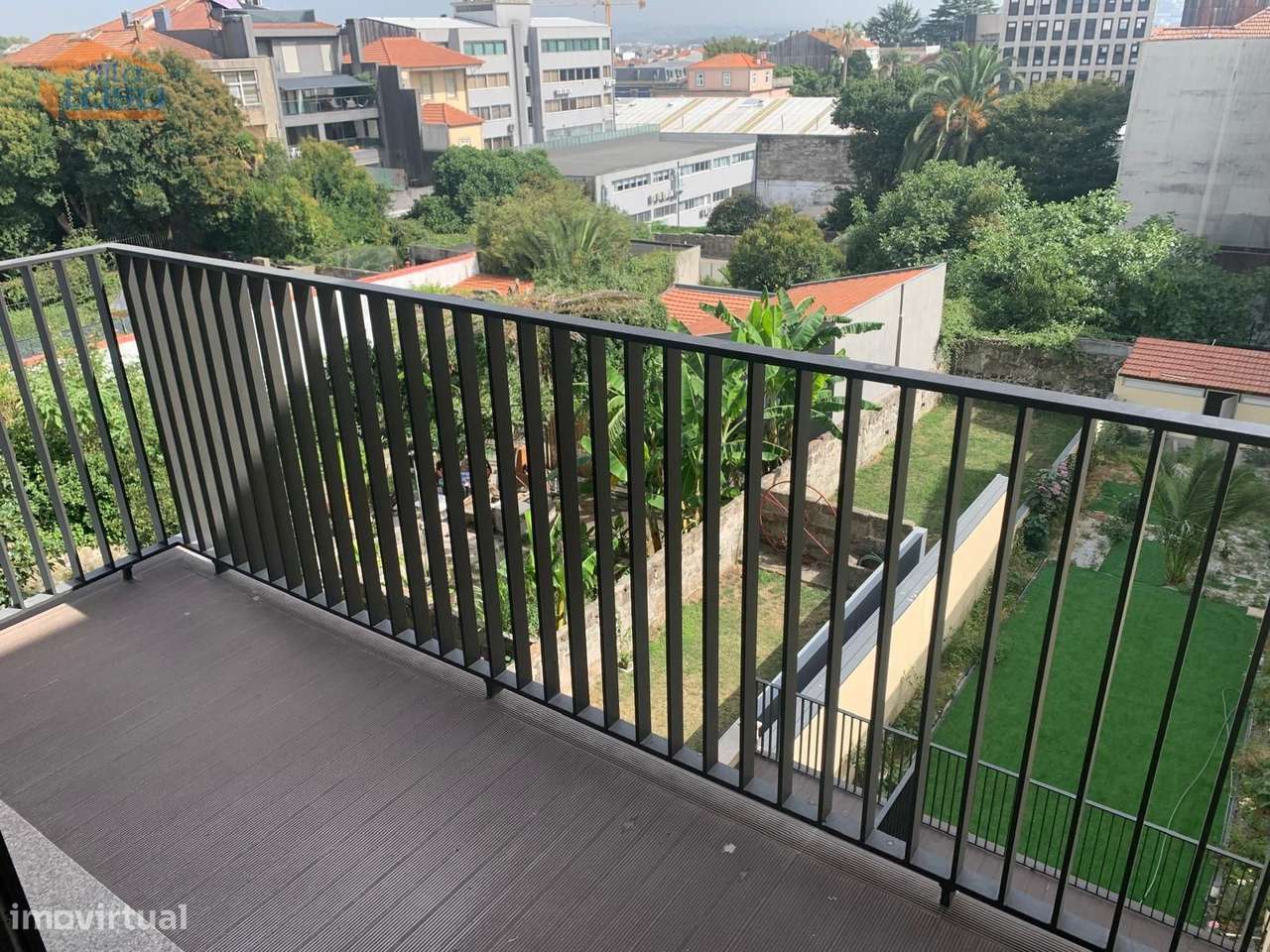 Junto á  Rua de Santa Catarina  encontramos este magnifico T0 com 53m2 - Grande imagem: 2/13