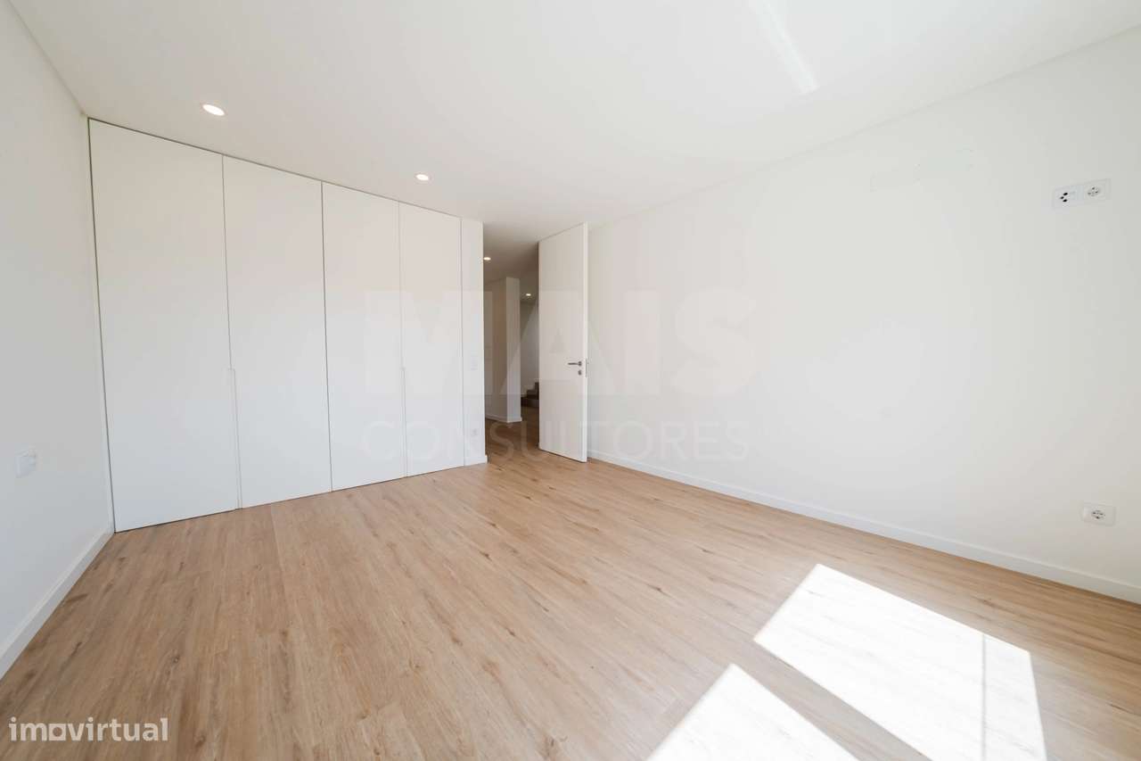Moradia T3+2 Moderna com Vista Mar e Terraço Panorâmico-38