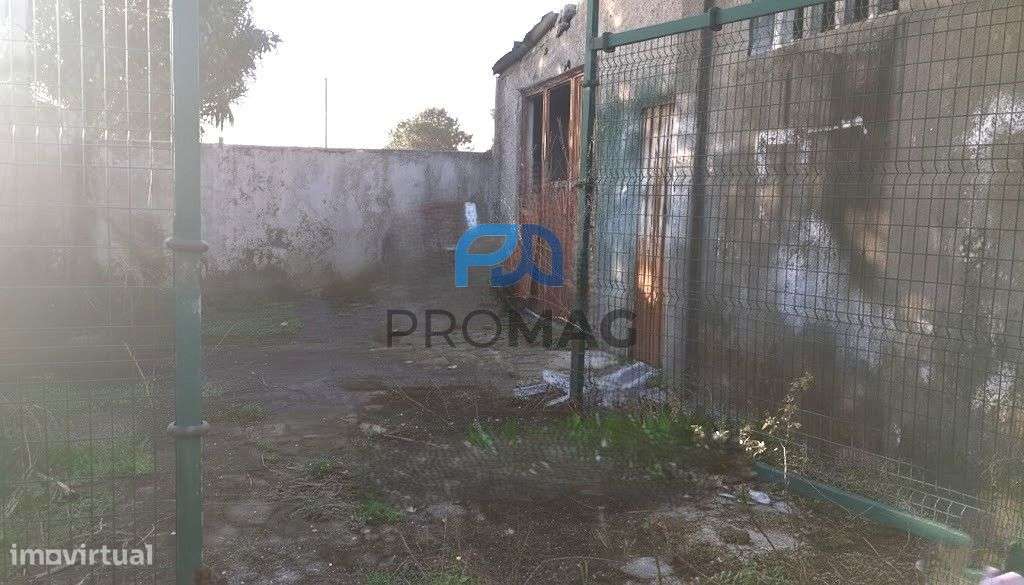 Terreno de 3850 m2 + Armazém | Potencial para Moradias-8