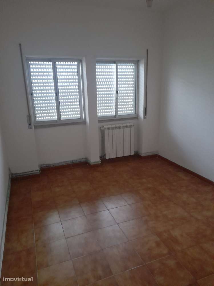 T2 com cozinha separada e gás natural no Barreiro-7