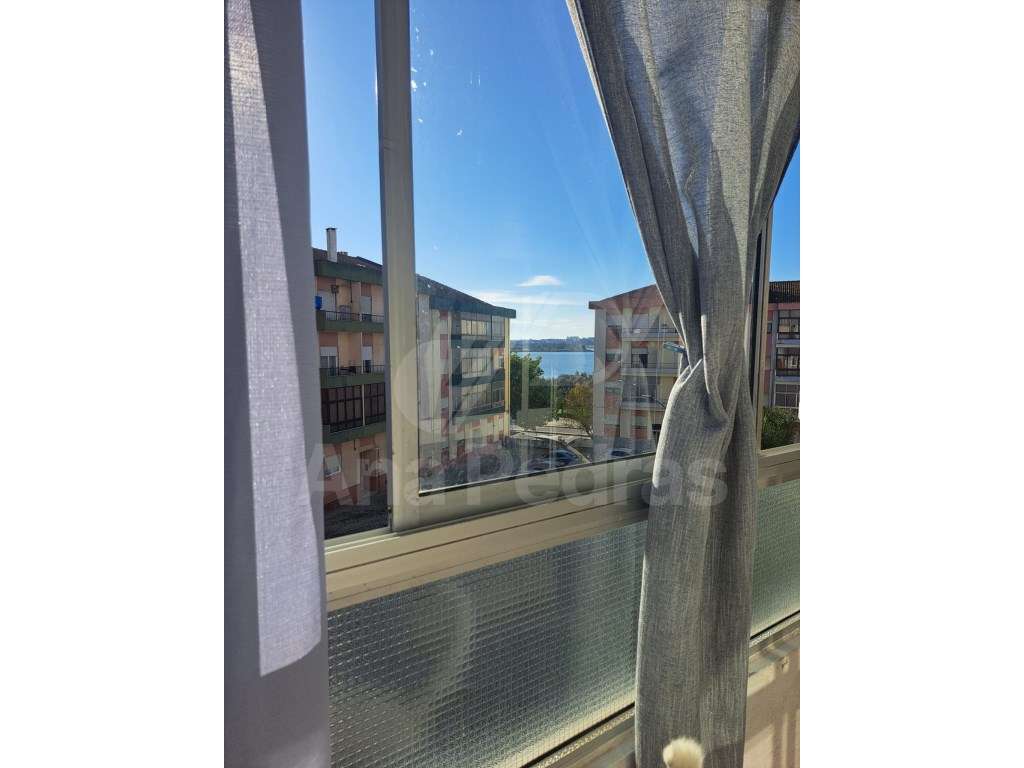 Vende-se T2 com excelente área - 87 m² - Totalmente remodelado - Grande imagem: 5/19