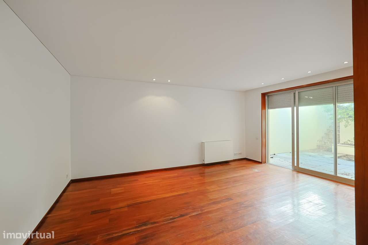 Moradia T3, Individual, c/ 3 pisos, Garagem Dupla e Jardim-15