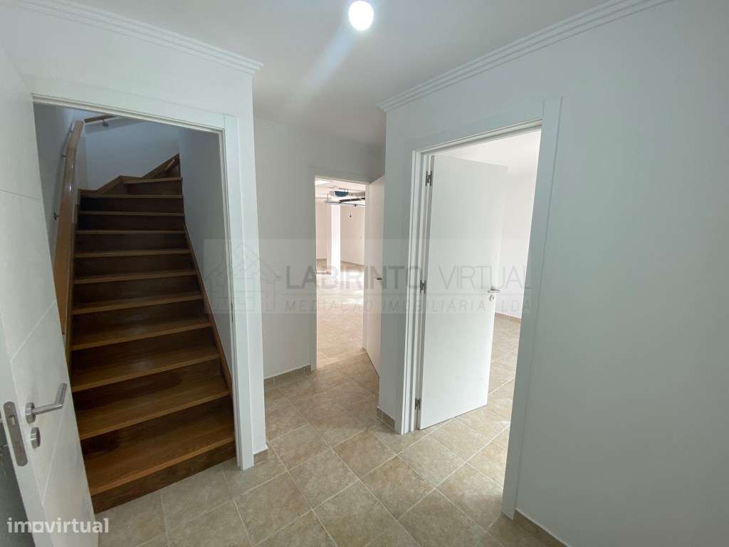 Vende-se excelente Moradia V3+1 na Ericeira, com vista mar.-7