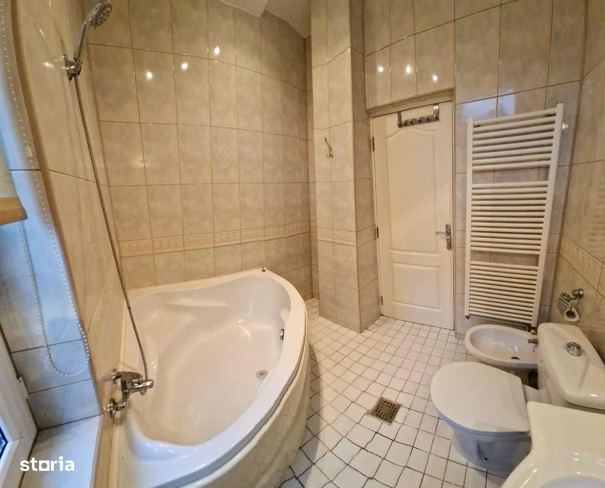 Vanzare apartament trei camere transformate in doua vila Armeneasca-7