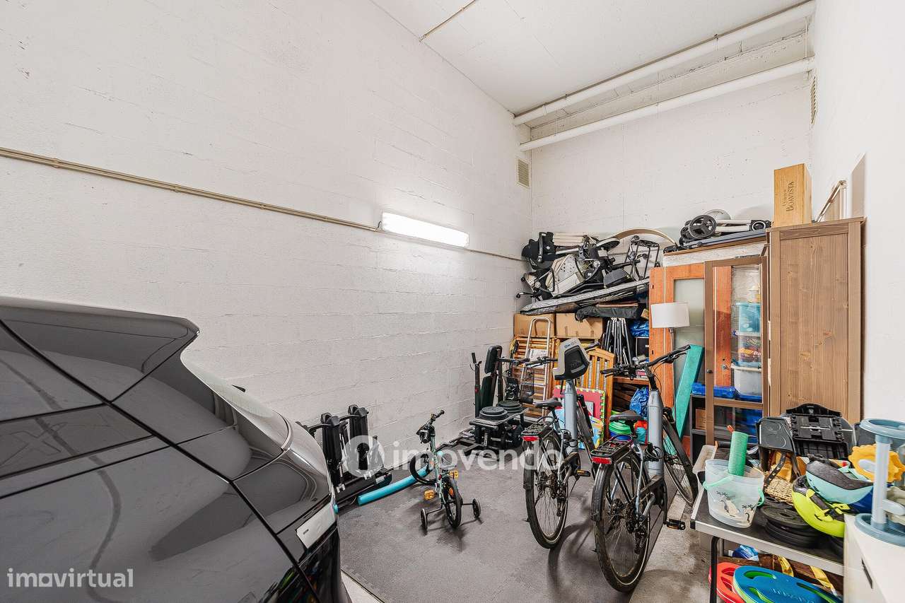 Apartamento T3 com garagem, em condomínio com piscina, em Bicesse-48