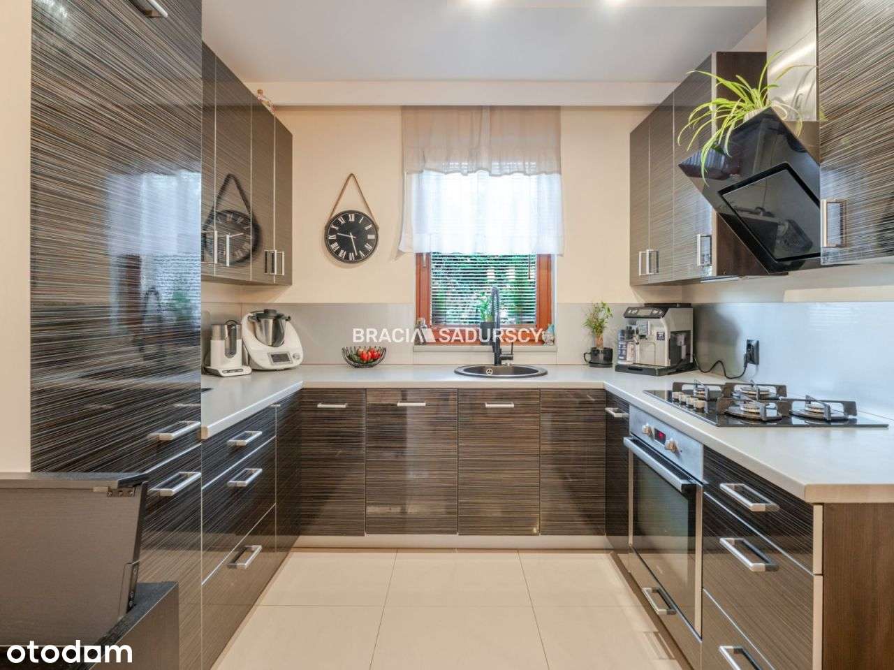 Dom z kominkiem i fotowoltaiką-5