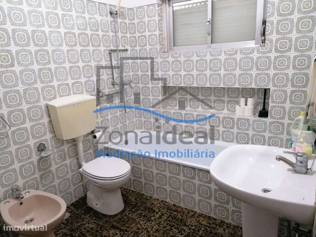 MORADIA COM 2 PISOS , OITO DIVISÕES, GARAGEM E LOGRADOURO - LOCALIZ...-9