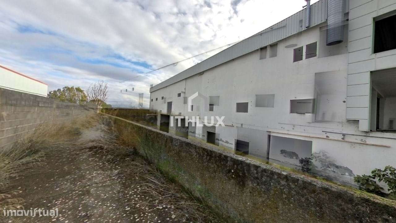 Prédio de cave, rés-do-chão e 1º andar, classificado como espaço de at - Grande imagem: 3/20