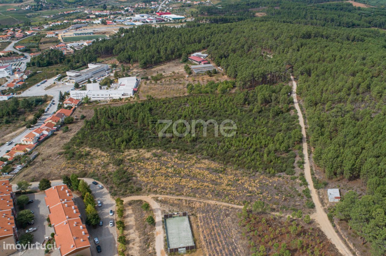 Terreno Para Construção de cave, rés-do-chão mais 1 andar em Sabros...