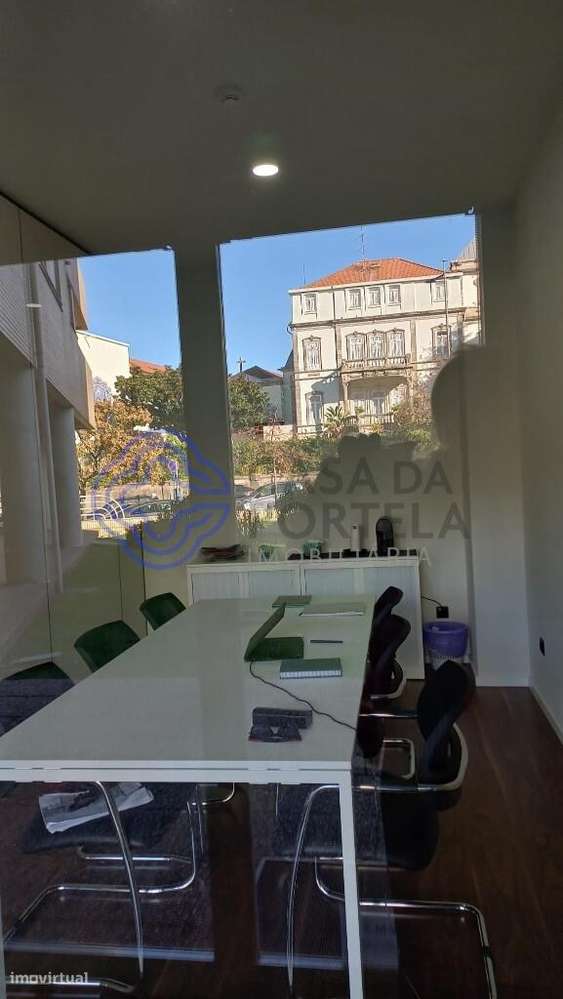 Loja no centro de Gaia com montra para a rua e estacionamento privado. - Grande imagem: 4/17