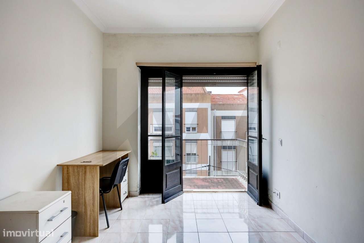 Apartamento T3 Monte da Caparica Rua General Humerto Delgado-30