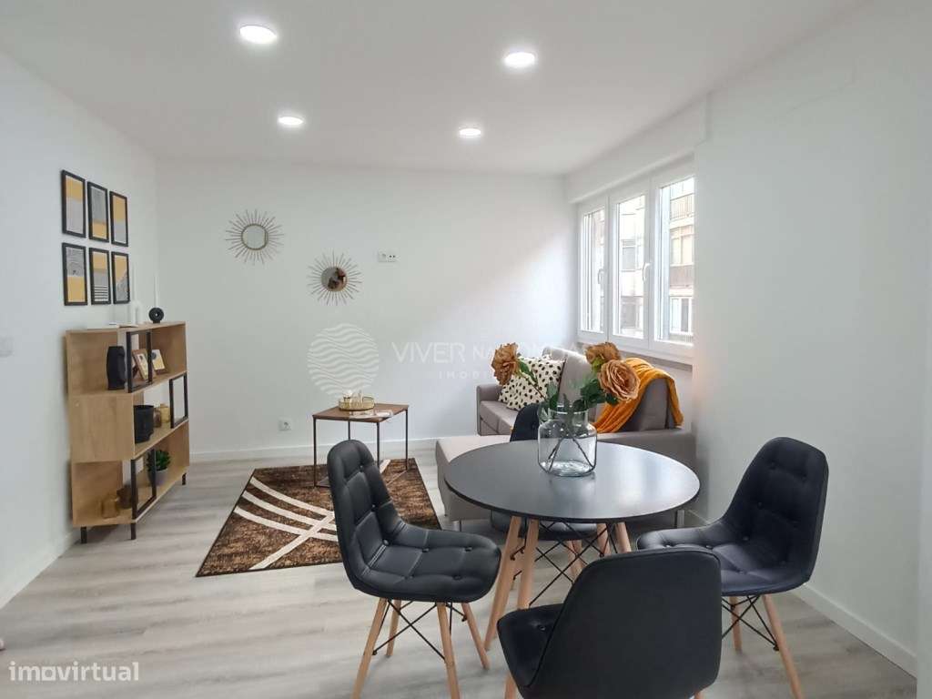 Apartamento T3 totalmente remodelado, com varanda, em Benfica.-1