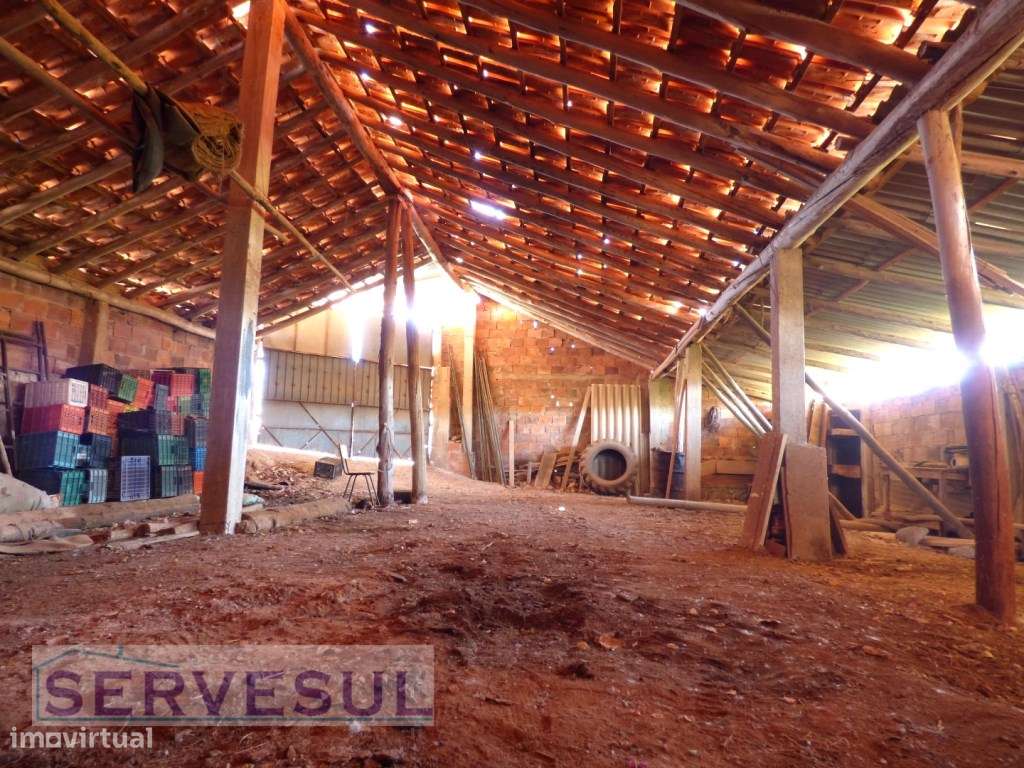 Lote de terreno com 3150 m2, em zona urbana e com um Armazém para r... - Grande imagem: 3/19