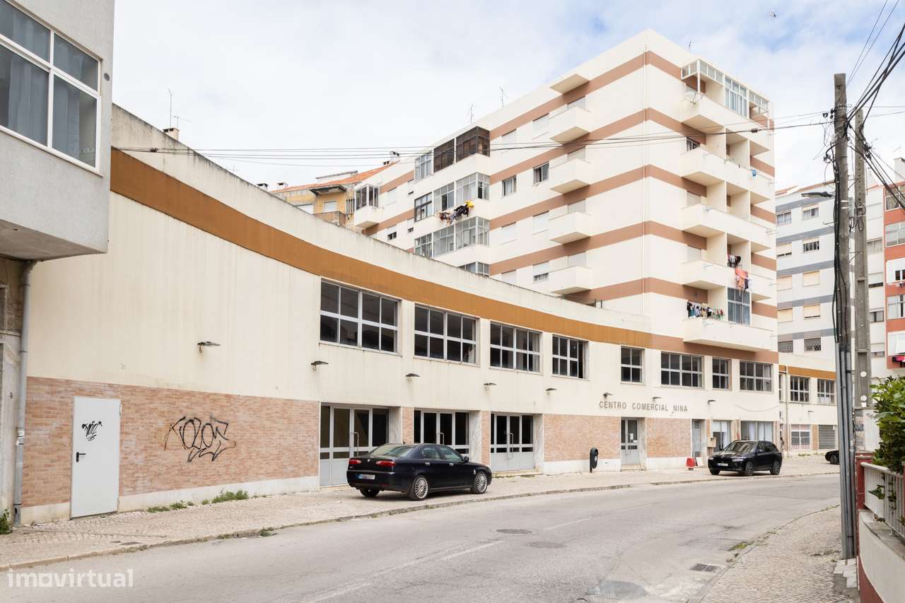 Loja no Seixal com cerca de 2 000m2 - Grande imagem: 3/11