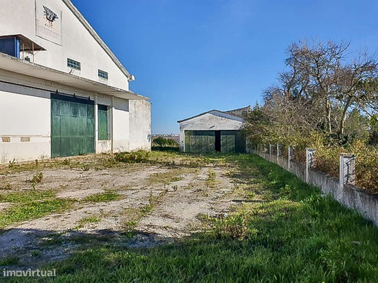 Armazém Industrial em terreno urbano, com amplo logradouro em Alcanhõe - Grande imagem: 2/12