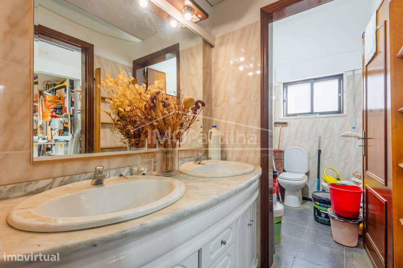 Loja c/ Excelente Luz Natural e Potencial de Conversão em Habitação T2-10