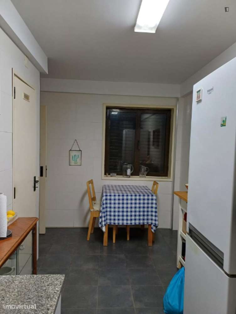 Quarto - localizado em Lordelo do Ouro Porto - Grande imagem: 4/10