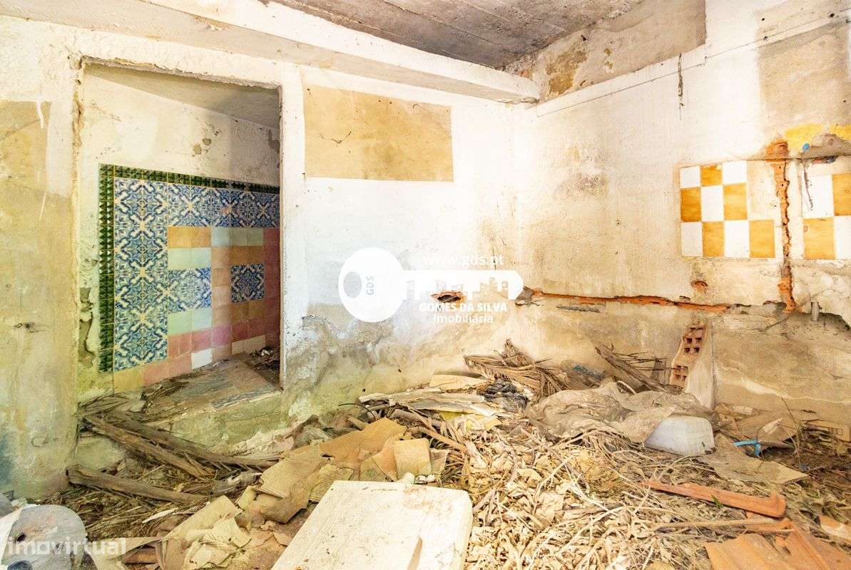 Moradia tri-familiar em ruína com afetação de comércio e habitação-7