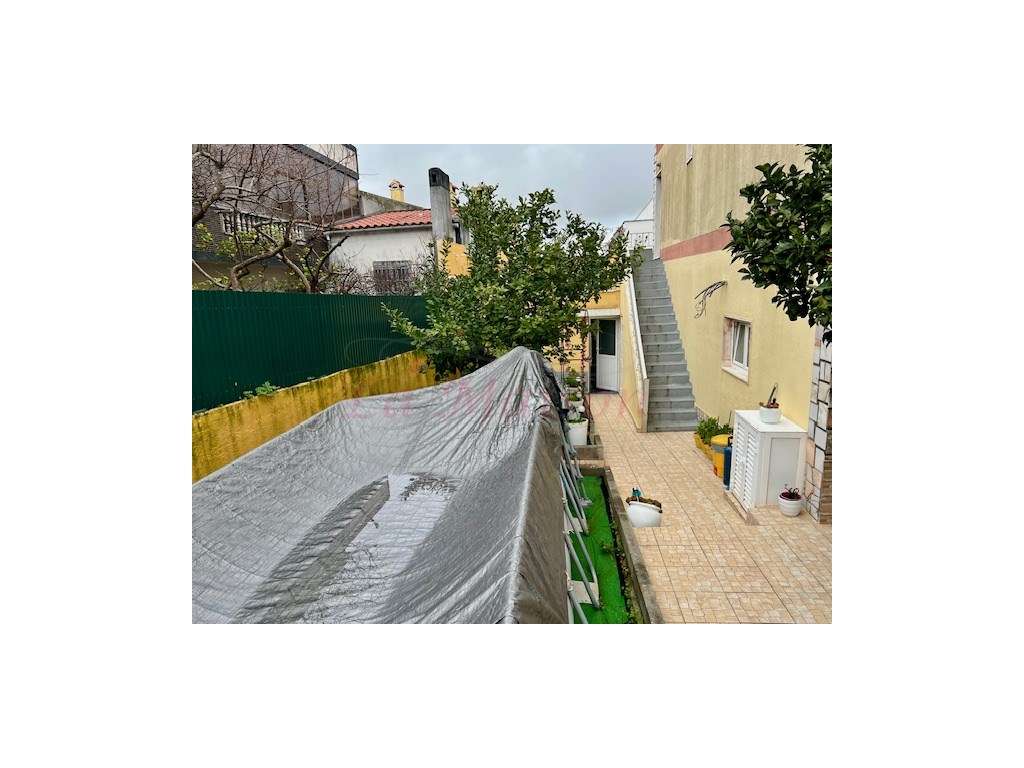 Moradia V5 Duplex em Famões-5