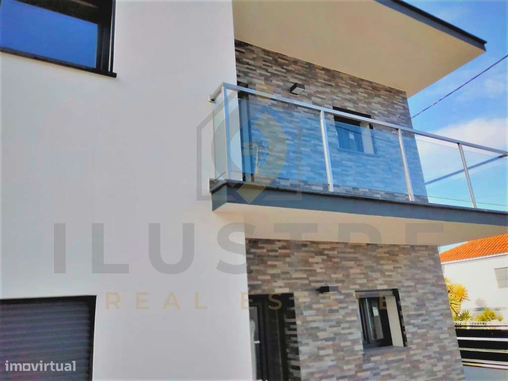 Moradia T3 em construção com piscina e garagem na Charneca de Caparica-24