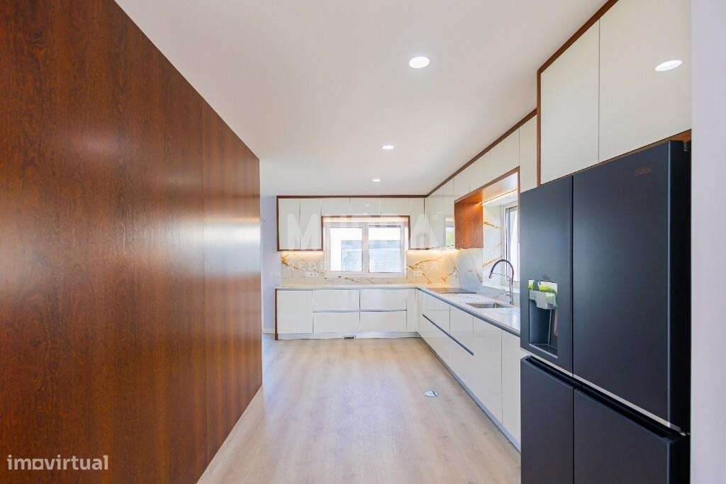 Moradia T4 com Design Contemporâneo e Acabamentos Premium-8