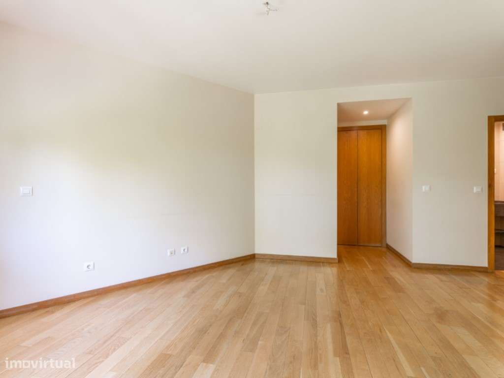 T3 com garagem e varanda com 23m2 - Colinas do Cruzeiro, Odivelas-11
