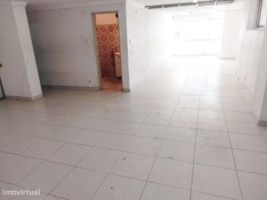 Espaço versátil com 125 m²: ideal para habitação ou serviços-6