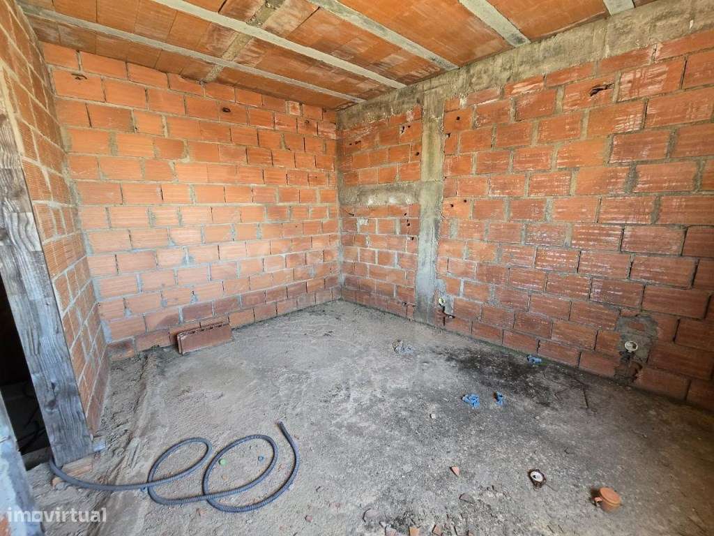 Moradia para Recuperar com Terreno Adjacente - Localizada em Trigac... - Grande imagem: 5/21