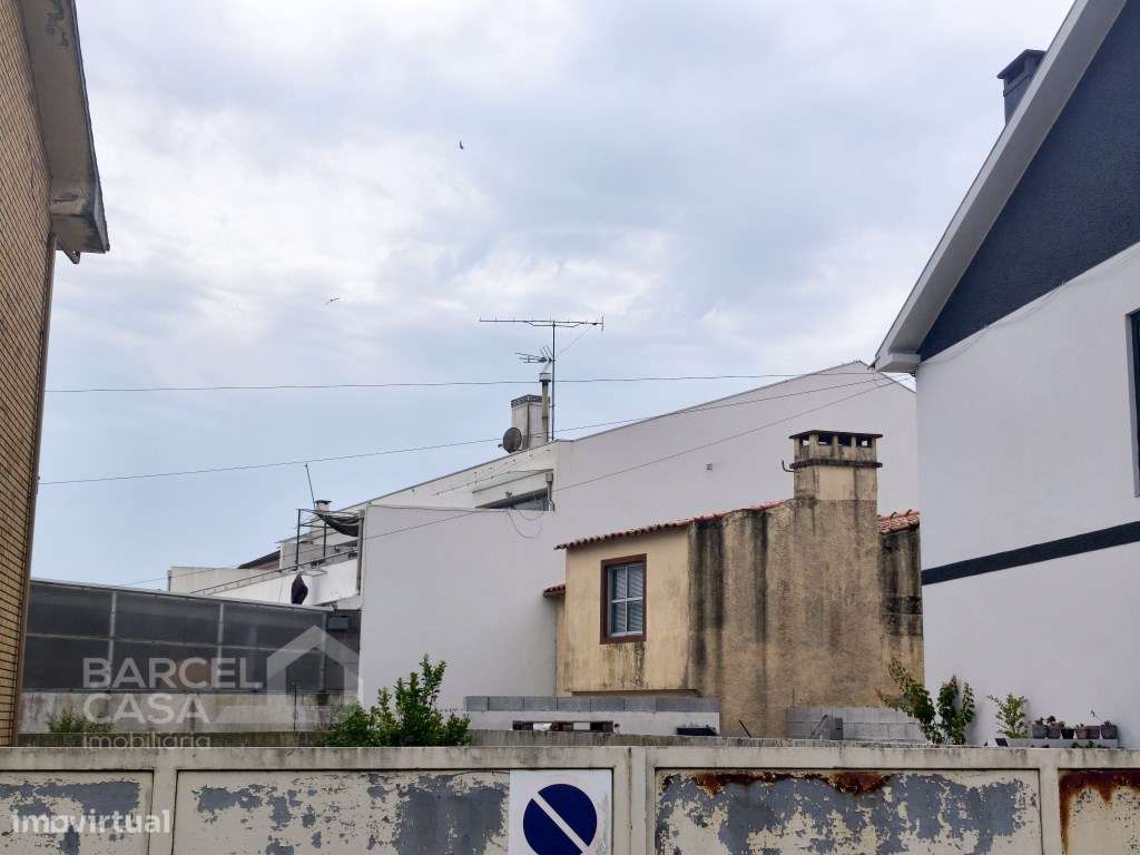 Oportunidade Única: Moradia para Reconstruir a Minutos da Praia!-6