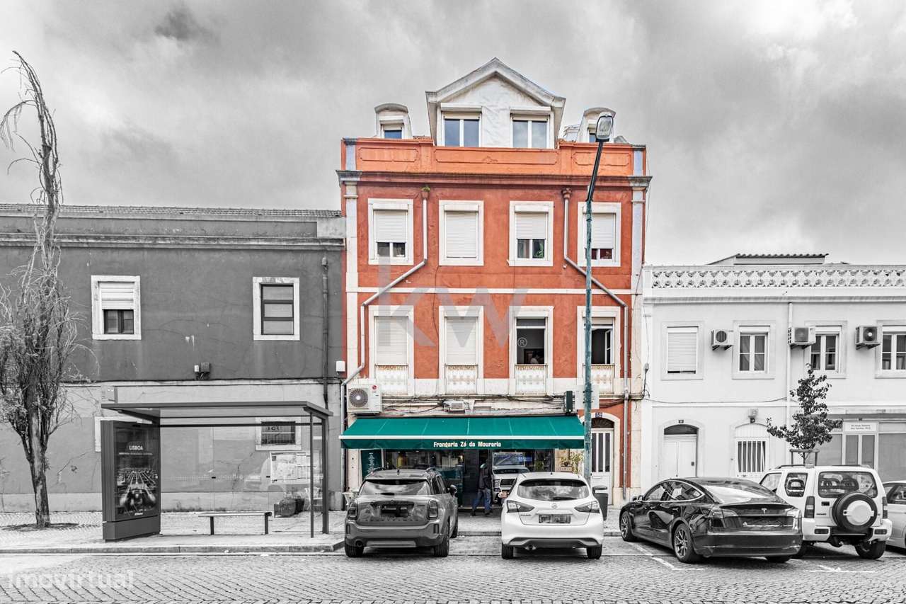 Prédio com três andares para Habitação e um Rés do chão para Comércio - Grande imagem: 2/60