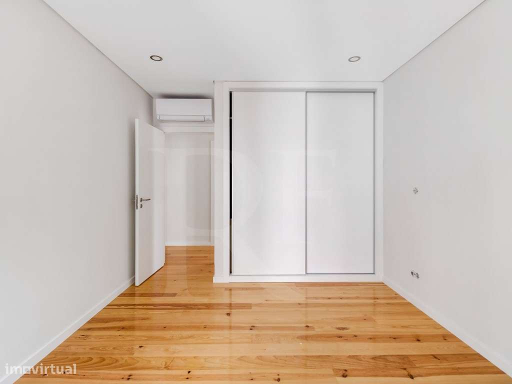 Apartamento T4 com Varanda junto à praia com vista Mar-21