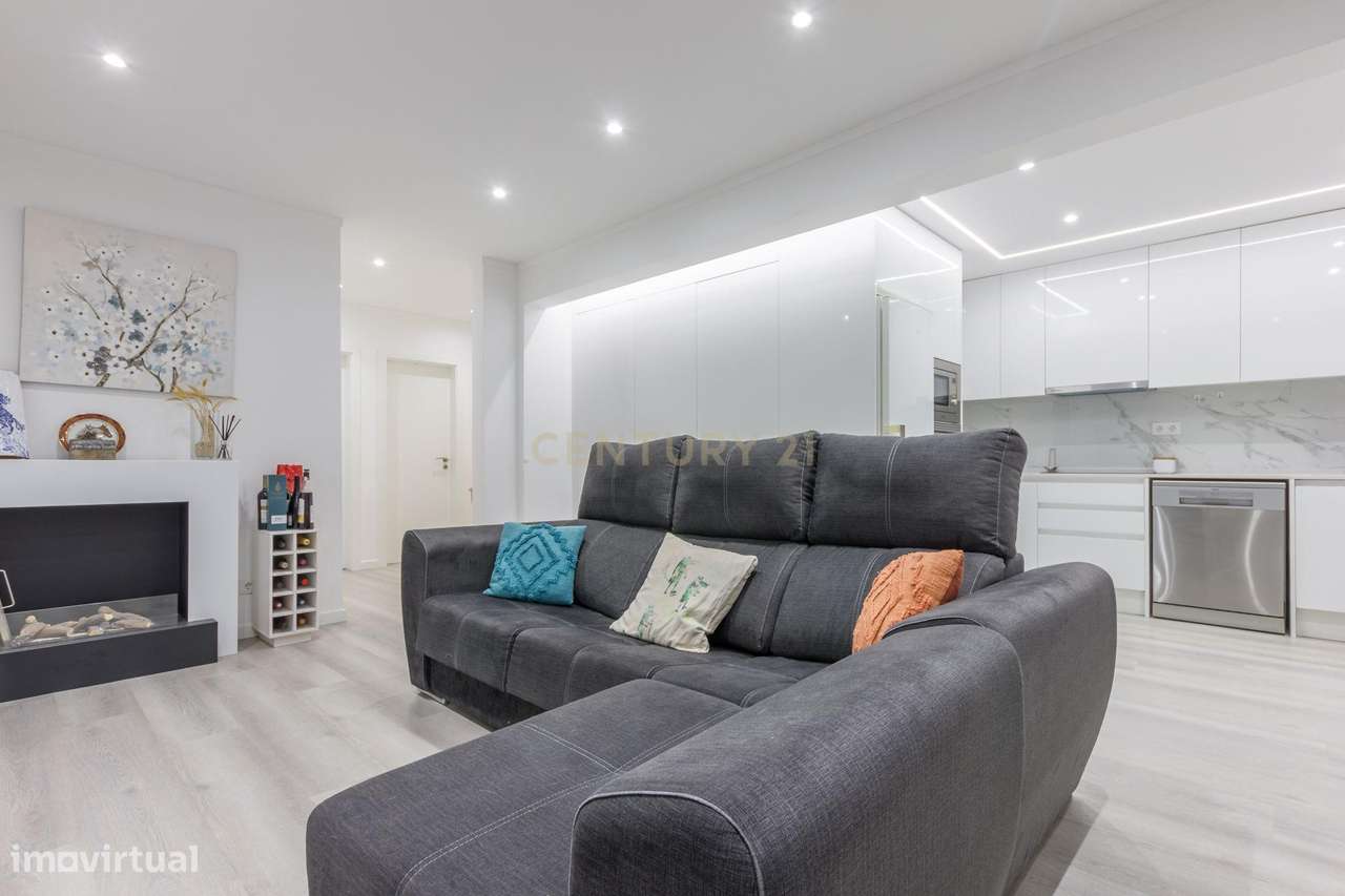 Apartamento T2 Totalmente Renovado Em Baixa Da Banheira Moita