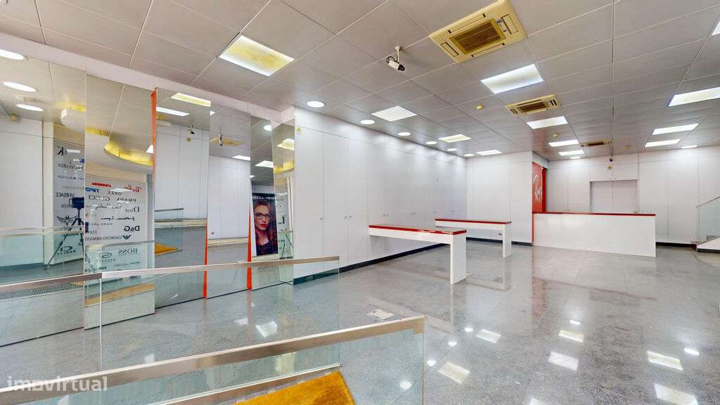 Loja térrea na zona histórica de Loures - Grande imagem: 4/22