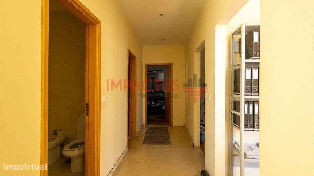 Armazém em terreno de 20 148m2 com bons acessos - Grande imagem: 4/10