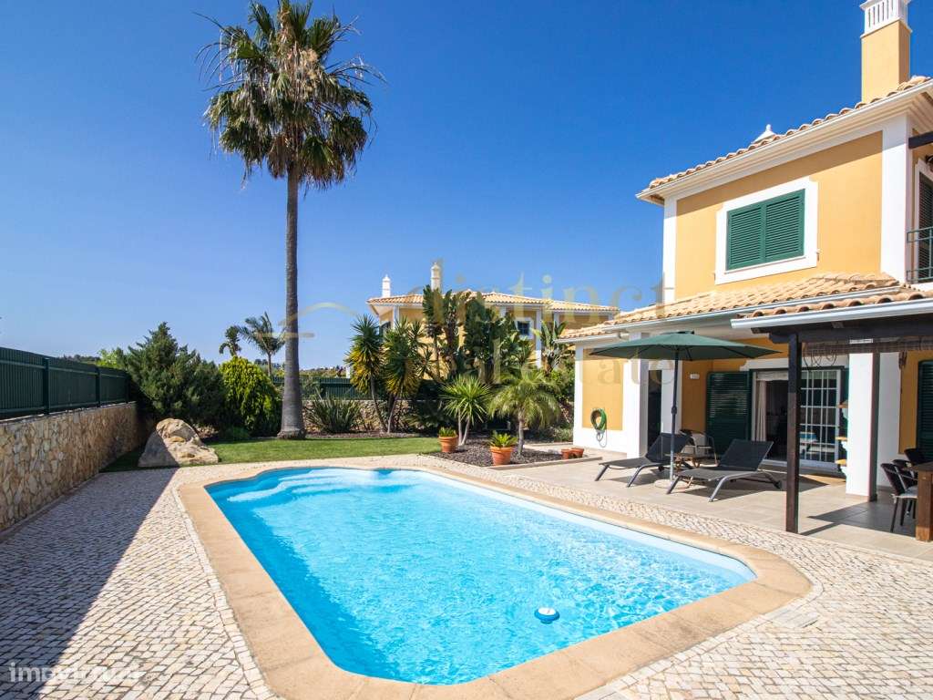 FANTÁSTICA/MORADIA EM BANDA/COM 4 QUARTOS/JARDIM & PISCINA/A APENAS...-31