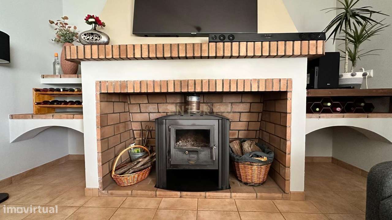 MORADIA  T4 BASTANTE ATRATIVA , ESPAÇOSA E COM MUITA LUZ NATURAL EM A-21