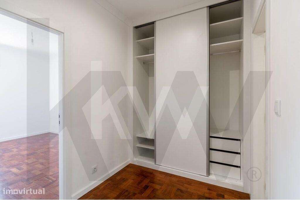 São Domingos de Benfica | Apartamento T2 Remodelado c/ varanda junto a-9