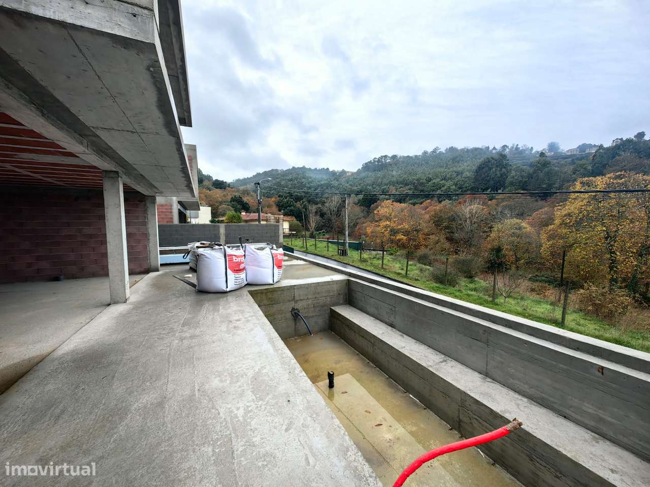 Moradia T3 em estrutura com garagem, jardim e vistas verdes-17