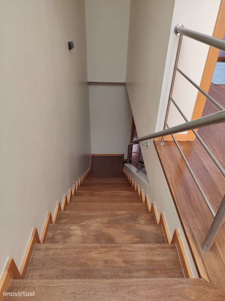 Moradia T4 (2 suites),cond. fechado, piscina, campo de jogos e ginásio-48