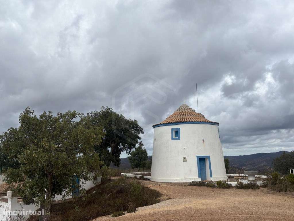 Moinho de vento tradicional, Loulé, Algarve - Grande imagem: 2/26