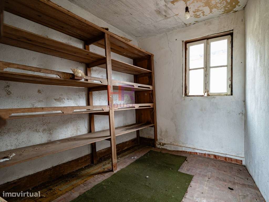 Coimbra, Vende-se Moradia com terreno e jardim.-27