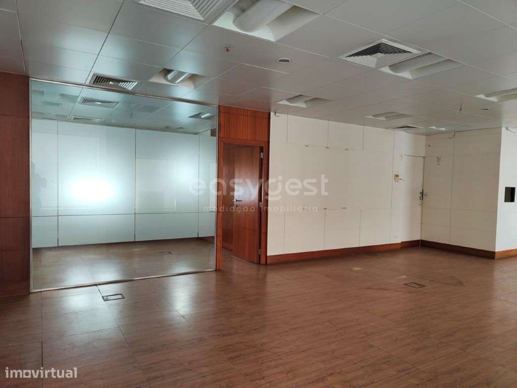 Lojas com boas áreas localizadas em vila de São Teotónio - Grande imagem: 5/20