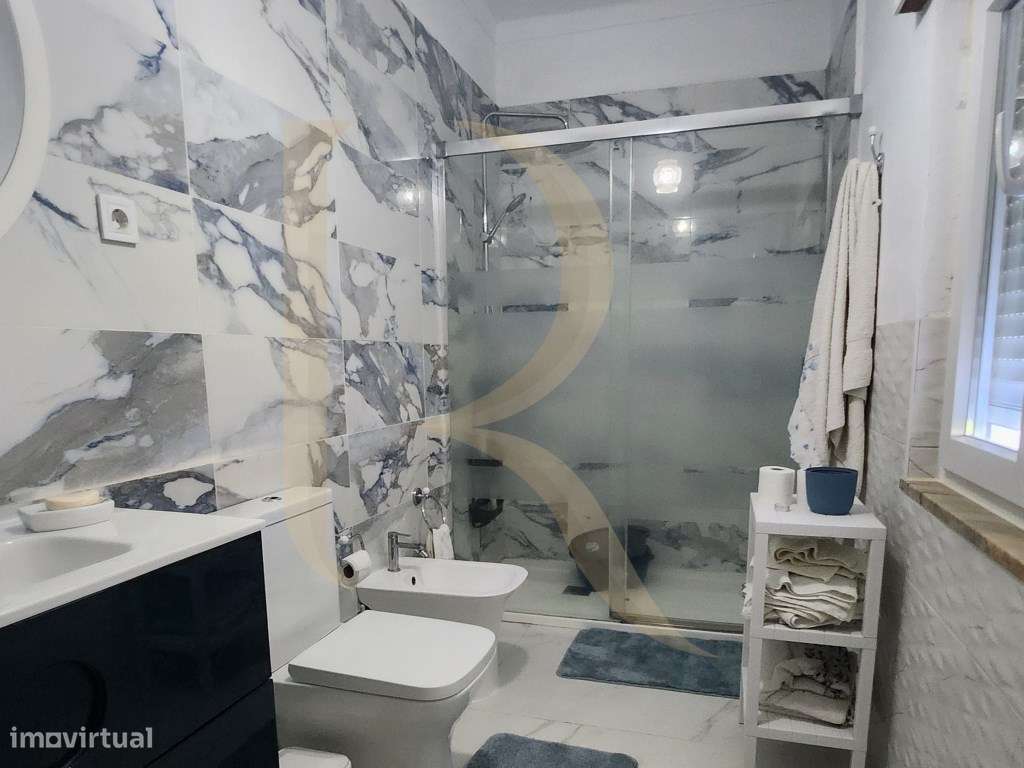 Moradia T3 transformada em T2 com Garagem, inserida num terreno de ...-19