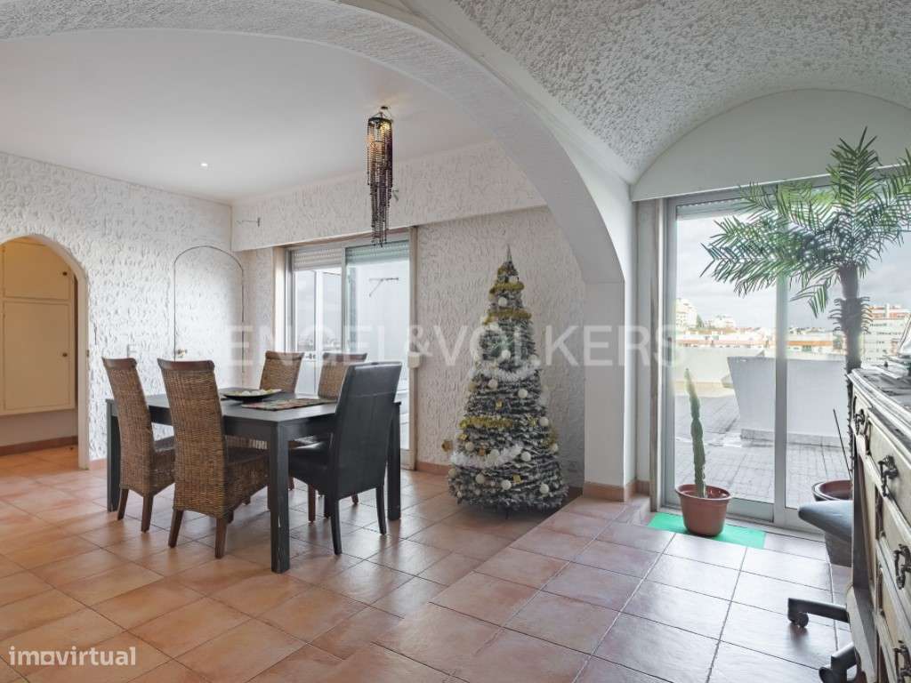 T4 no com terraço e vistas na Amadora - Grande imagem: 3/26