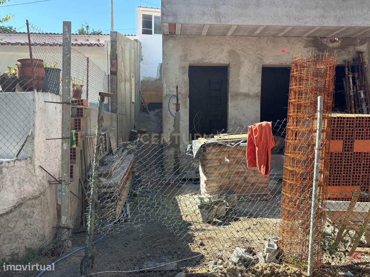 Moradia T2 renovada com estúdio independente e estacionamento | A 5 km-11