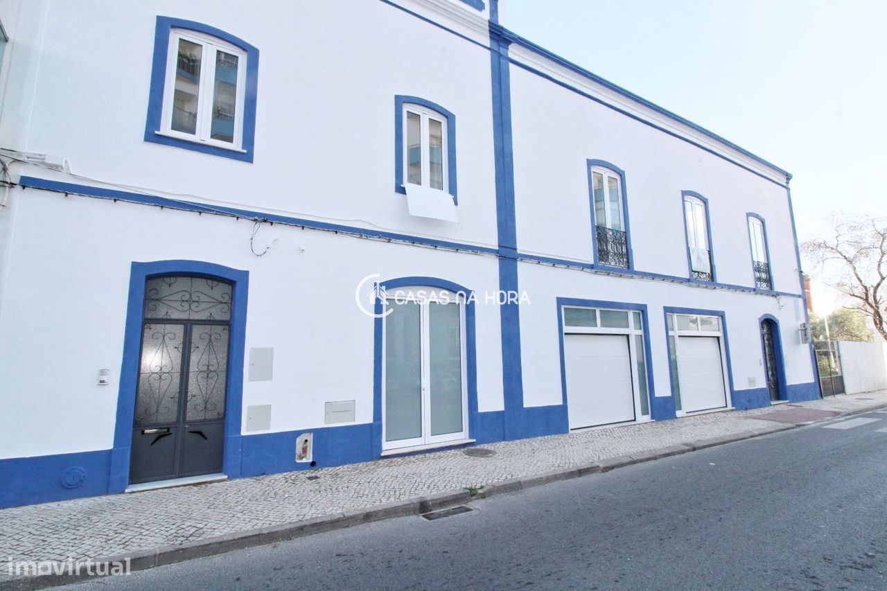 Moradia T4 renovada com amplo jardim e garagem no centro histórico ...