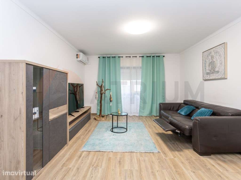 Harmonioso Apartamento com arrecadação-0