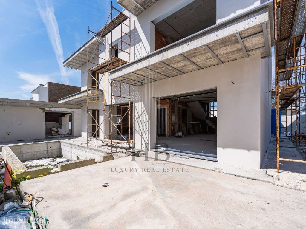 Moradia T4 de Luxo com Piscina Privativa e Jardim | Mafra-47