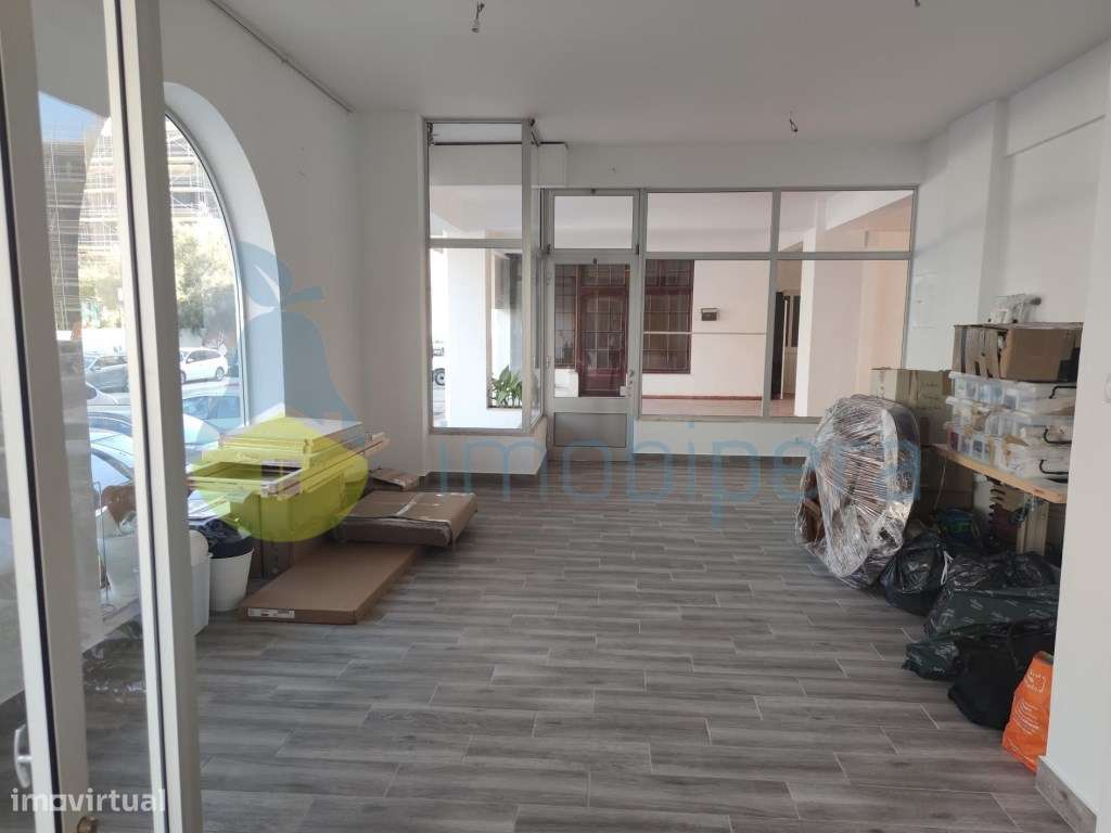 Loja para venda em Armação de Pêra a 150 metros da Praia - Grande imagem: 4/10